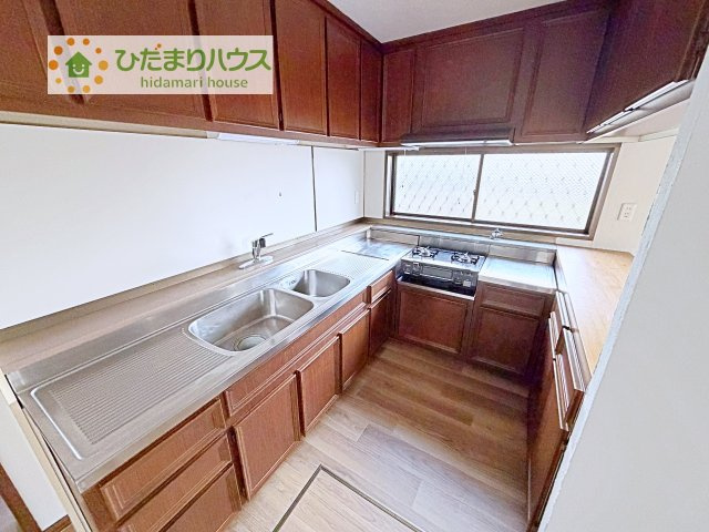 【キッチン】 | 土浦市板谷4丁目　中古戸建 | 手元は隠しながら、リビングとも会話できるセミオープンキッチン