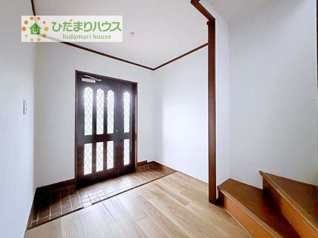 【玄関】 | 土浦市板谷4丁目　中古戸建 | 毎日「行ってきます」「ただいま」をいう玄関は明るく光が差し込みます♪