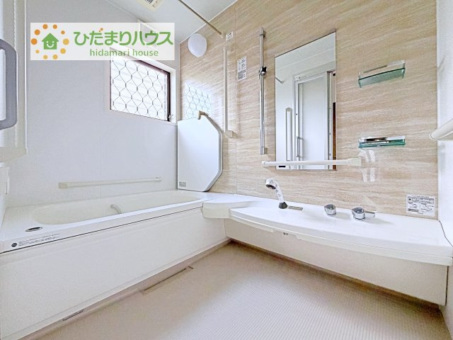 【浴室】 | 土浦市板谷4丁目　中古戸建 | 何歳まで一緒に入ってくれるだろうか・・・。
広いお風呂は、お子様と一緒に入るバスタイムがより楽しくなります。