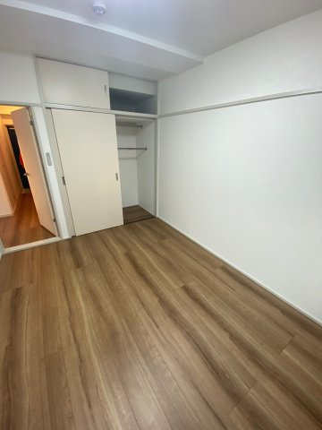 小出ビルの寝室