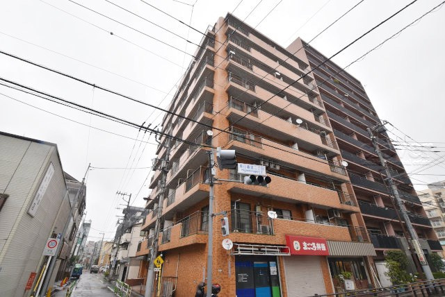 【外観】 | マイキャッスル鶯谷 | 手が行き届いた共用部が自慢の、清潔感のあるマンションです。～即日のご見学可能～　お問合せはお気軽に。