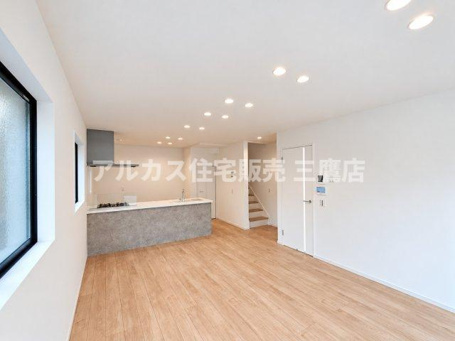 西東京市芝久保町3丁目 西武新宿線 花小金井駅 新築戸建の居間・リビング|ご家族が自然と顔を合わせられるリビング階段を採用した間取り設計です。キッチン奥には収納スペースも備え、生活動線に配慮されています。  