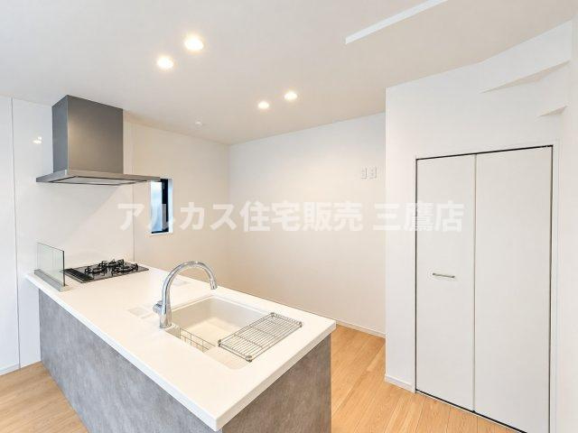 西東京市芝久保町3丁目 西武新宿線 花小金井駅 新築戸建のキッチン|グレーの上質な面材とホワイトのワークトップが調和した洗練された対面式システムキッチンです。開放感のある空間で心地よくお料理をお楽しみいただけます。