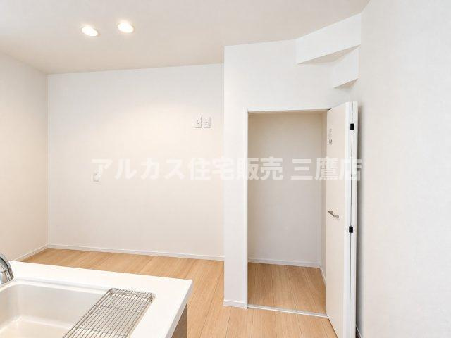 西東京市芝久保町3丁目 西武新宿線 花小金井駅 新築戸建の収納|キッチンの背後には冷蔵庫やカップボードをゆったり配置できるスペースを確保しています。便利な収納庫もあり、日用品やストック品の保管に重宝します。   