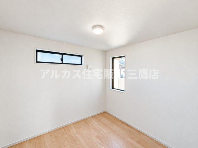 西東京市芝久保町3丁目 西武新宿線 花小金井駅 新築戸建の洋室|2面採光で明るく風通し良好。白基調の内装と木目調床材が映え、家具配置もしやすい快適なプライベート空間です。