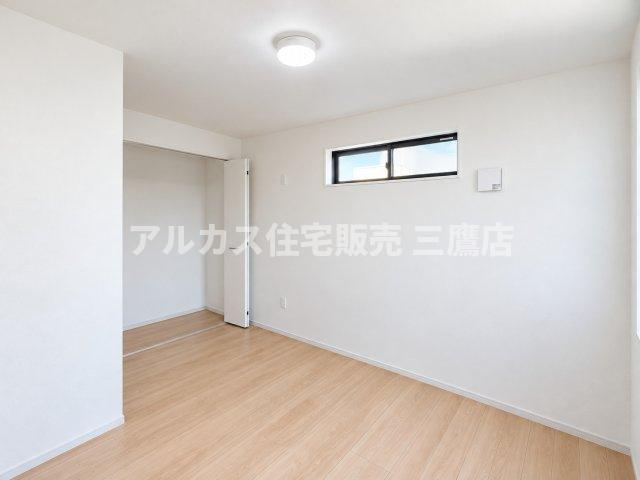 西東京市芝久保町3丁目 西武新宿線 花小金井駅 新築戸建の洋室|開口部の広いクローゼットを備えた使いやすい洋室。視線を遮る高窓仕様でプライバシー面も配慮されています