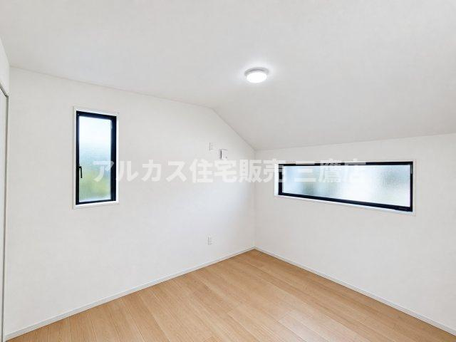 西東京市芝久保町3丁目 西武新宿線 花小金井駅 新築戸建の洋室|勾配天井が生む開放的な空間。スタイリッシュな2箇所の窓から光と風を効果的に取り込める心地よい居室です。