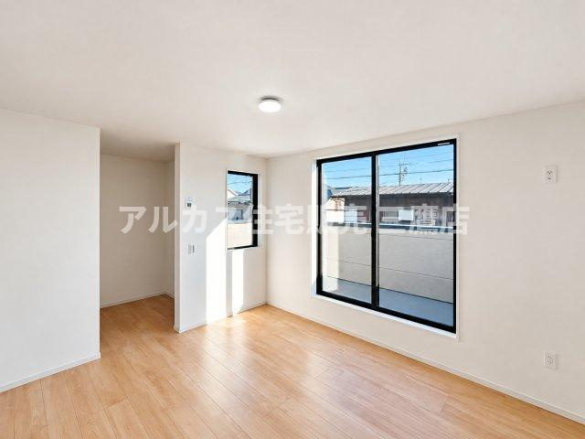 西東京市芝久保町3丁目 西武新宿線 花小金井駅 新築戸建の洋室|大きな窓から明るい光が広がるゆとりある洋室。WICへと続くスムーズな動線で生活しやすさも抜群です。