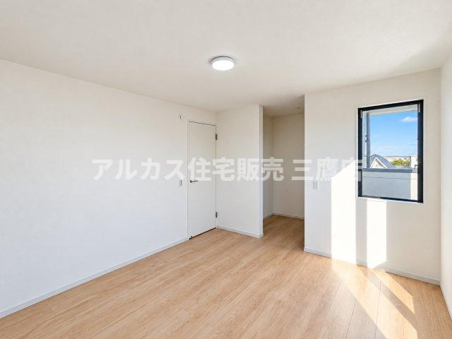 西東京市芝久保町3丁目 西武新宿線 花小金井駅 新築戸建の洋室|柔らかな日差しが差し込む居心地の良いお部屋。直結する大容量WICで室内をすっきりと保てます。