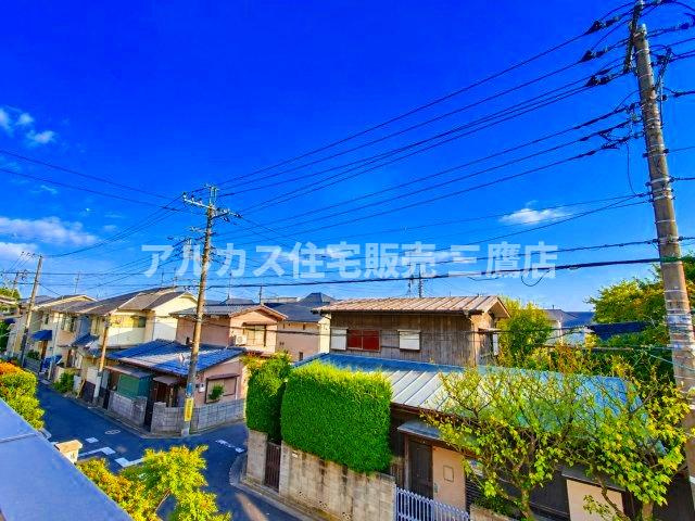 西東京市芝久保町3丁目 西武新宿線 花小金井駅 新築戸建の展望|開放感のある青空と閑静な街並みが一望できるバルコニーからの眺望です。周辺は高い建物が少なく、心地よい風が通り抜けます。