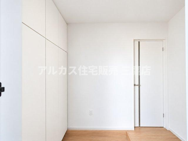 西東京市芝久保町3丁目 西武新宿線 花小金井駅 新築戸建の玄関|白を基調とした清潔感あふれる玄関ホールです。フラットな上がり框と壁面に馴染むシンプルなドアデザインが開放的な空間を演出します。