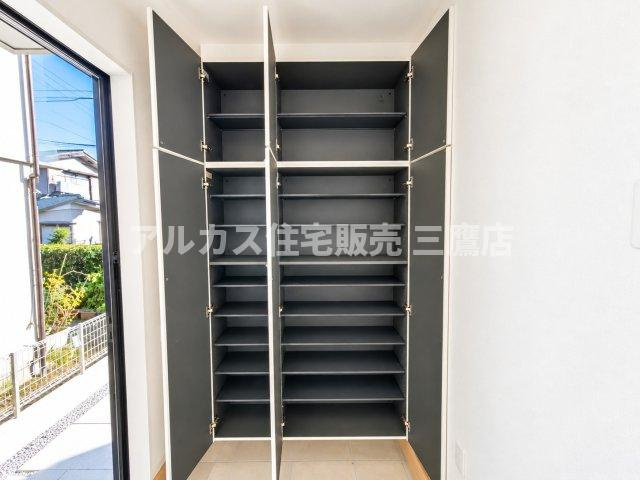 西東京市芝久保町3丁目 西武新宿線 花小金井駅 新築戸建の玄関|天井近くまで高さのあるトールサイズのシューズボックスを備えています。可動棚仕様で靴の高さに合わせて自由に調整でき、ご家族全員の靴をすっきりと収納できます。