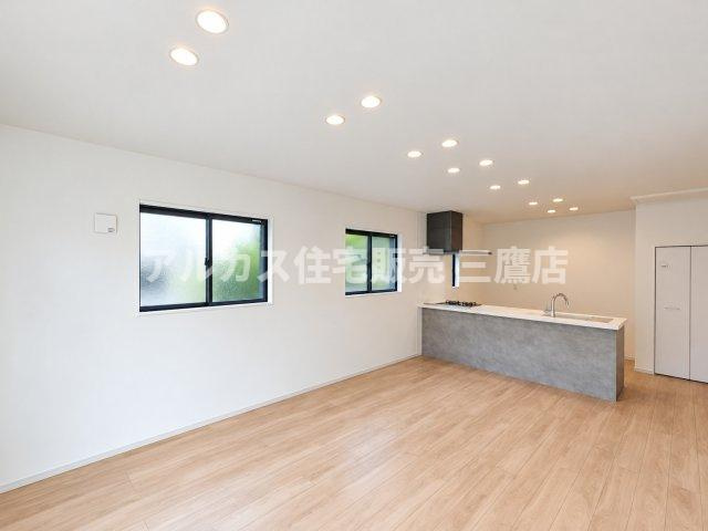 西東京市芝久保町3丁目 西武新宿線 花小金井駅 新築戸建の居間・リビング|リビングからキッチンまで視線がまっすぐ通る伸びやかな大空間です。シックなグレー調の対面キッチンがインテリアのアクセントになっています。