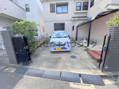 【駐車場】 | 　門真市堂山町5戸建貸家 | ゆったりとした駐車場スペースです