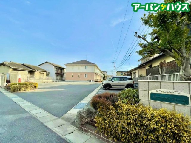 カーサ・ヴィアソーレ B棟の駐車場