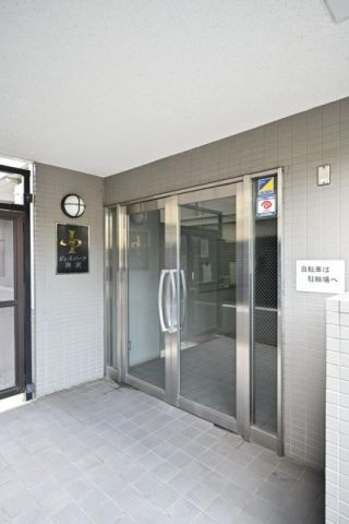 ジェイパーク駒沢のエントランス