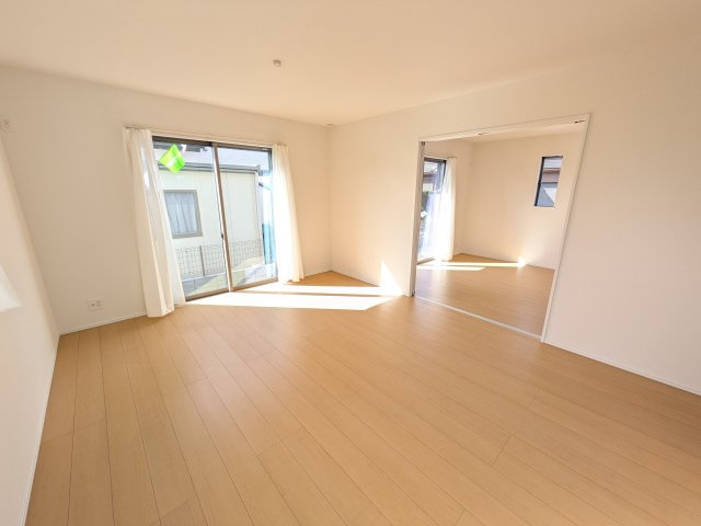 水戸市千波町420番　新築戸建て　B号棟　の居間・リビング|家族の会話が自然と弾む、広々としたゆとりのLDK。南向きの窓からたっぷりの光が射し込む明るく快適な空間です。