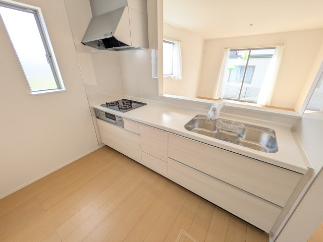 水戸市千波町420番　新築戸建て　B号棟　のキッチン|対面式カウンターでリビングとの一体感を演出。使いやすい動線と豊富な収納で、毎日の料理時間も快適に過ごせます。