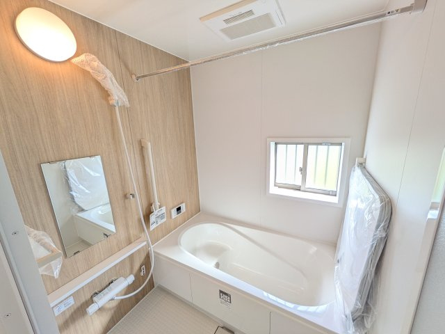 水戸市千波町420番　新築戸建て　B号棟　の浴室|1坪タイプのゆったりとしたバスルームは浴室暖房換気乾燥機付きで、どんな季節でも快適なバスタイムを満喫出来ます♪
窓付きで明るく開放的なところも良いですね！