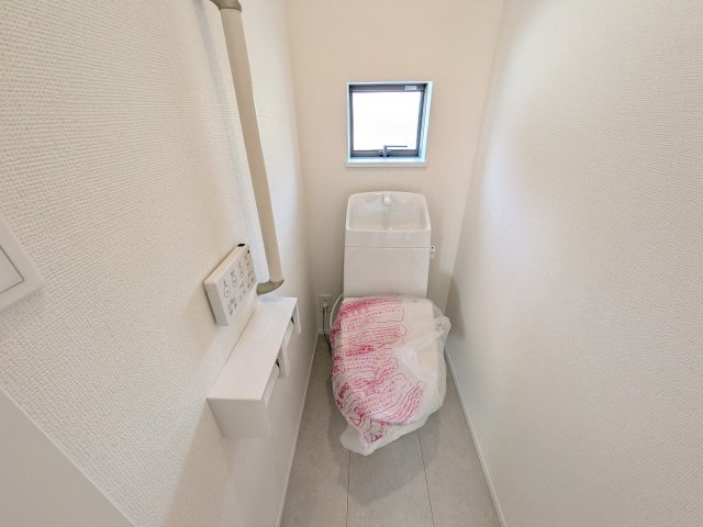 水戸市千波町420番　新築戸建て　B号棟　のトイレ|高い節水性能で、水道代を大幅にカット。環境とお財布に優しく、家計をしっかりサポートします。