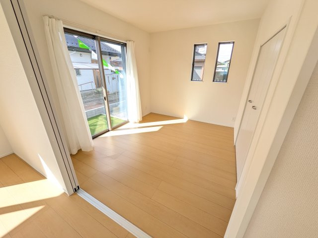 水戸市千波町420番　新築戸建て　B号棟　の洋室|リビングと繋がる多目的スペース。引き戸を開ければ広々LDK、閉じれば客間や書斎、お子様の遊び場に早変わりします。