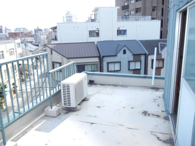 オートパーツビルのバルコニー