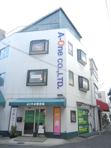 オートパーツビルの外観