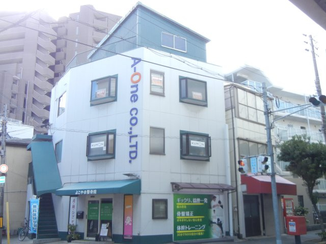 オートパーツビルの外観