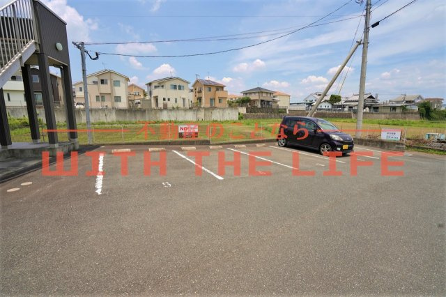 レクラデュクール【10，000円キャッシュバック対象物件】の駐車場|駐車場があるので、車を買う予定の方も安心です