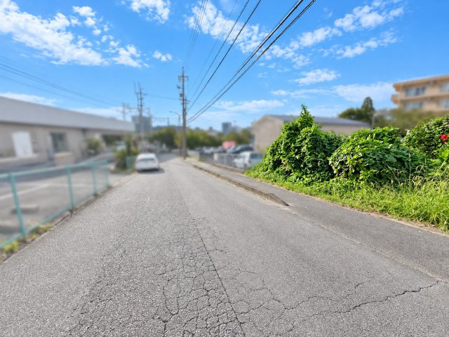 日進市浅田平子2丁目土地の前面道路含む現地写真|敷地と前面道路の様子です。幅員約7.9ｍの道路に面し、歩道も整備されています。周辺の街並みやお車での移動経路など、写真だけでは伝わらない現地の様子もぜひお確かめください。
