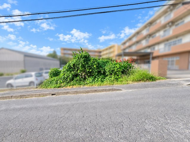 日進市浅田平子2丁目土地の外観|前面道路は幅員約7.9ｍ、間口は約12.14ｍとゆとりがあります。道路との位置関係や周辺の街並みも、現地でご確認いただけます。建築プランとあわせてお気軽にご相談ください。