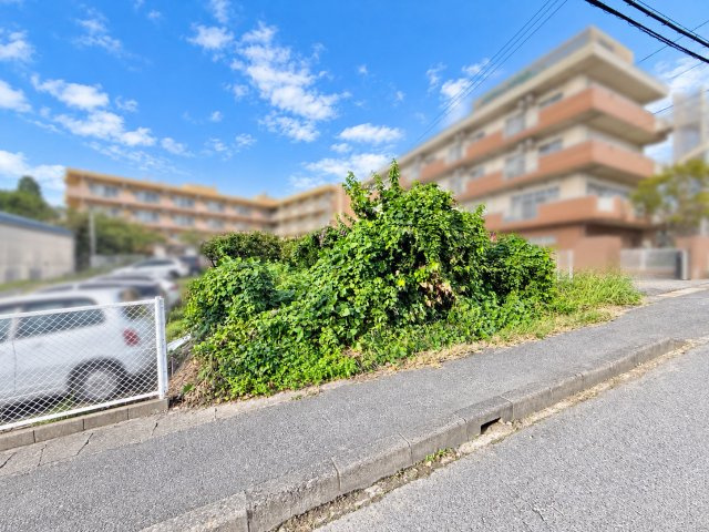 日進市浅田平子2丁目土地の外観|南側道路に面した、間口約12.14ｍの売地です。玄関へのアプローチや駐車スペース、お庭など、敷地の広さを活かした配置をご検討いただけます。現地見学もお気軽にお問い合わせください。