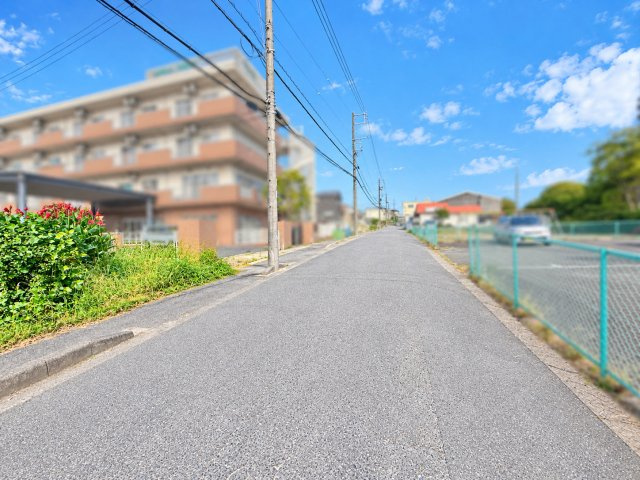 日進市浅田平子2丁目土地の前面道路含む現地写真|見通しのよい直線道路に面した立地です。前面道路は幅員約7.9ｍで、敷地側には歩道も整備されています。お車でのアクセスや周辺の雰囲気も、現地見学の際にぜひご確認ください。