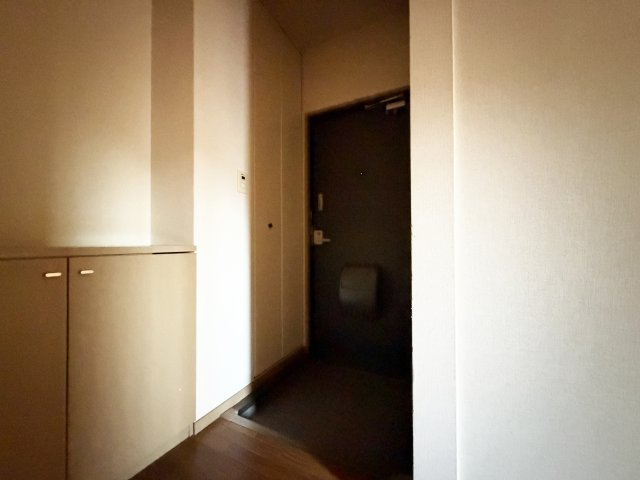 ファミールKIYOTO B棟の玄関