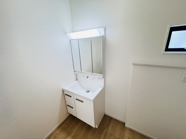 柏市光ケ丘２丁目新築戸建【酒井根東小学校：9分】の独立洗面台|シャワーヘッド付き三面鏡洗面化粧台