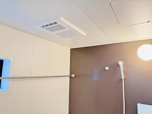 柏市光ケ丘２丁目新築戸建【酒井根東小学校：9分】の冷暖房・空調設備|雨の日も安心の浴室乾燥機つき