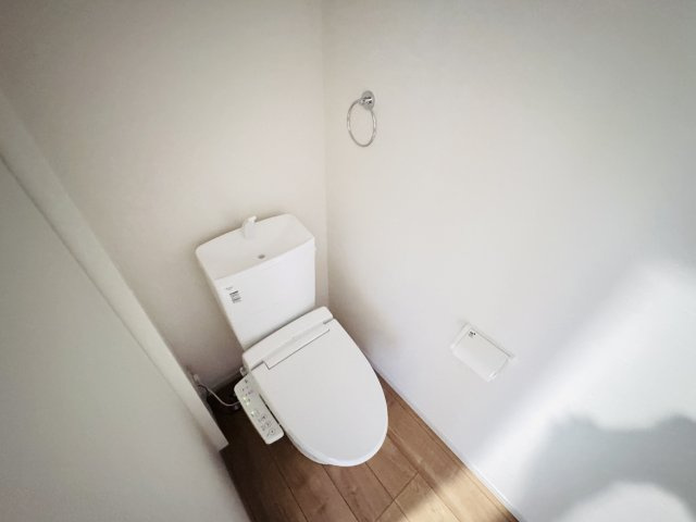 柏市光ケ丘２丁目新築戸建【酒井根東小学校：9分】のトイレ|温水洗浄暖房便座つきトイレ