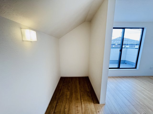柏市光ケ丘２丁目新築戸建【酒井根東小学校：9分】の収納|10.7帖寝室・ウォークインクローゼット