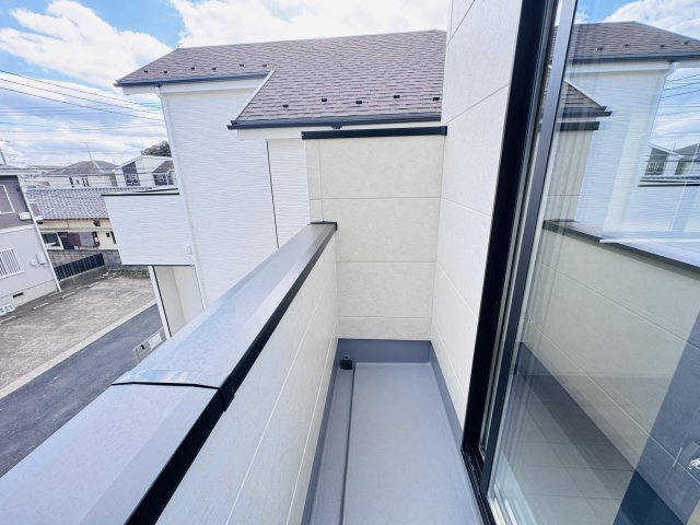 柏市光ケ丘２丁目新築戸建【酒井根東小学校：9分】のバルコニー|6帖洋室前バルコニー
