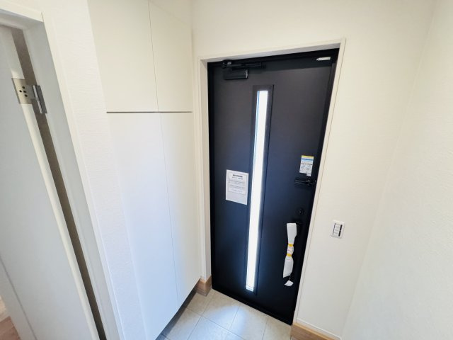 柏市光ケ丘２丁目新築戸建【酒井根東小学校：9分】の玄関|玄関ホール・容量たっぷりシューズボックス