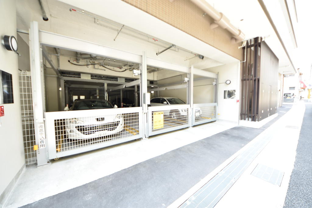 プレサンスジェネ新神戸ステーションフロントの駐車場