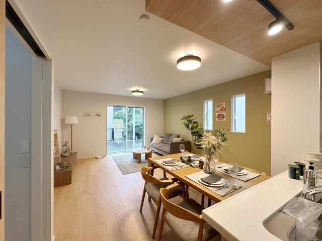 佐伯区五日市中央3丁目 No.1の居間・リビング|17.3帖の広々としたリビング☆
キッチンからはリビング全体を見渡すことができます♪