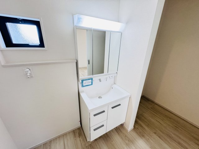 柏市光ケ丘２丁目新築戸建【酒井根東小学校：9分】の独立洗面台|シャワーヘッド付き三面鏡洗面化粧台