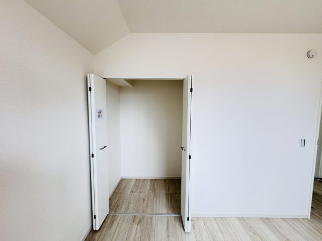 柏市光ケ丘２丁目新築戸建【酒井根東小学校：9分】の収納|6帖洋室収納
