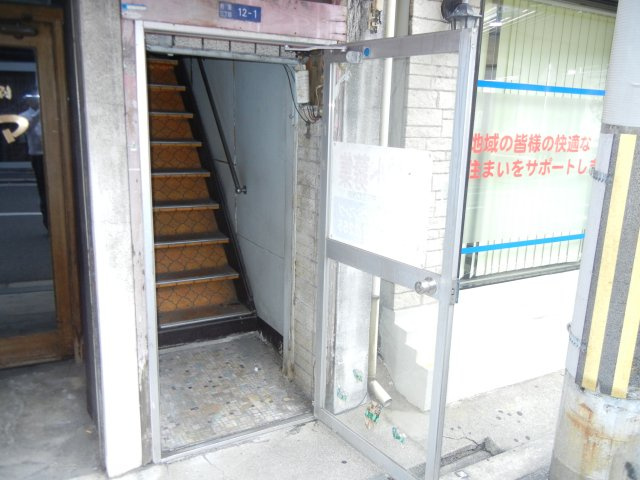 柏里３丁目貸店舗の玄関