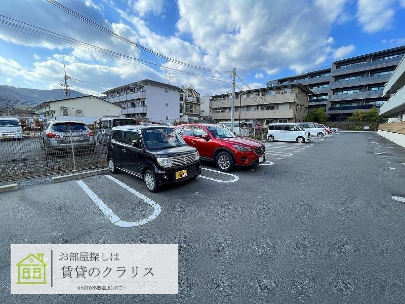 ソレアード嵯峨の駐車場