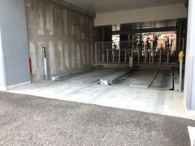 レジディア榴岡　イースト棟の駐車場