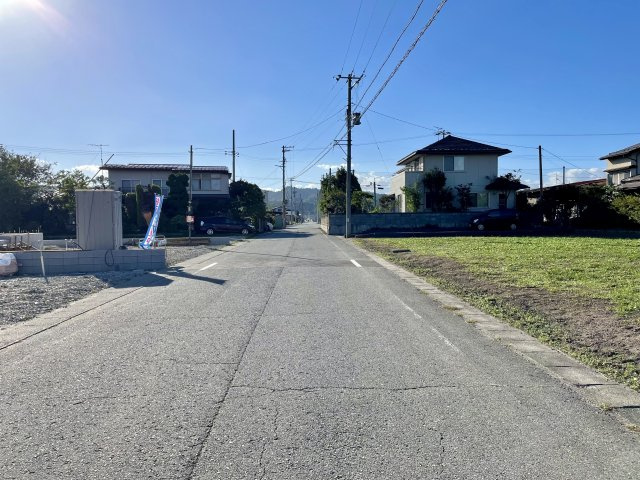 【前面道路含む現地写真】 | 【新築分譲住宅　～クレイドルガーデン～】 中山町長崎　第4　☆全2棟☆ | 【Frontal road】
忙しく過ぎゆく日常を忘れ去るほど、ゆったりした時間が流れる住環境。『快適』は「家」と「街」と「環境」が調和した時に訪れることだと改めて感じさせてくれます。