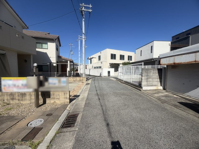 神戸市西区上新地１丁目戸建の前面道路含む現地写真