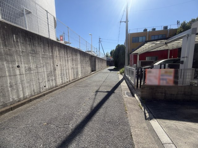 神戸市西区上新地１丁目戸建の前面道路含む現地写真